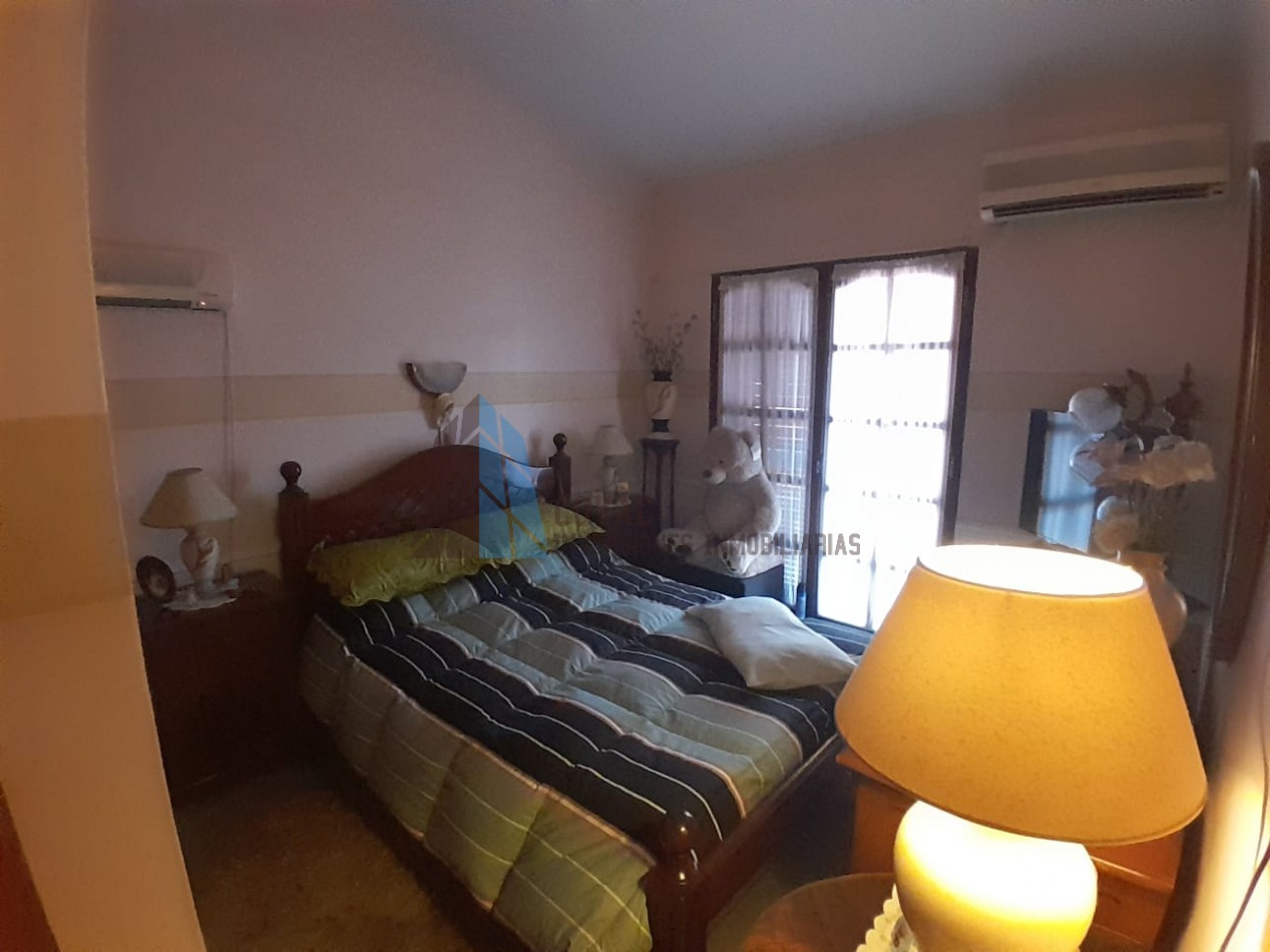 Oportunidad en Venta Ecuador 2500 - Casa de 2 Plantas con Entrada Independiente y Cochera