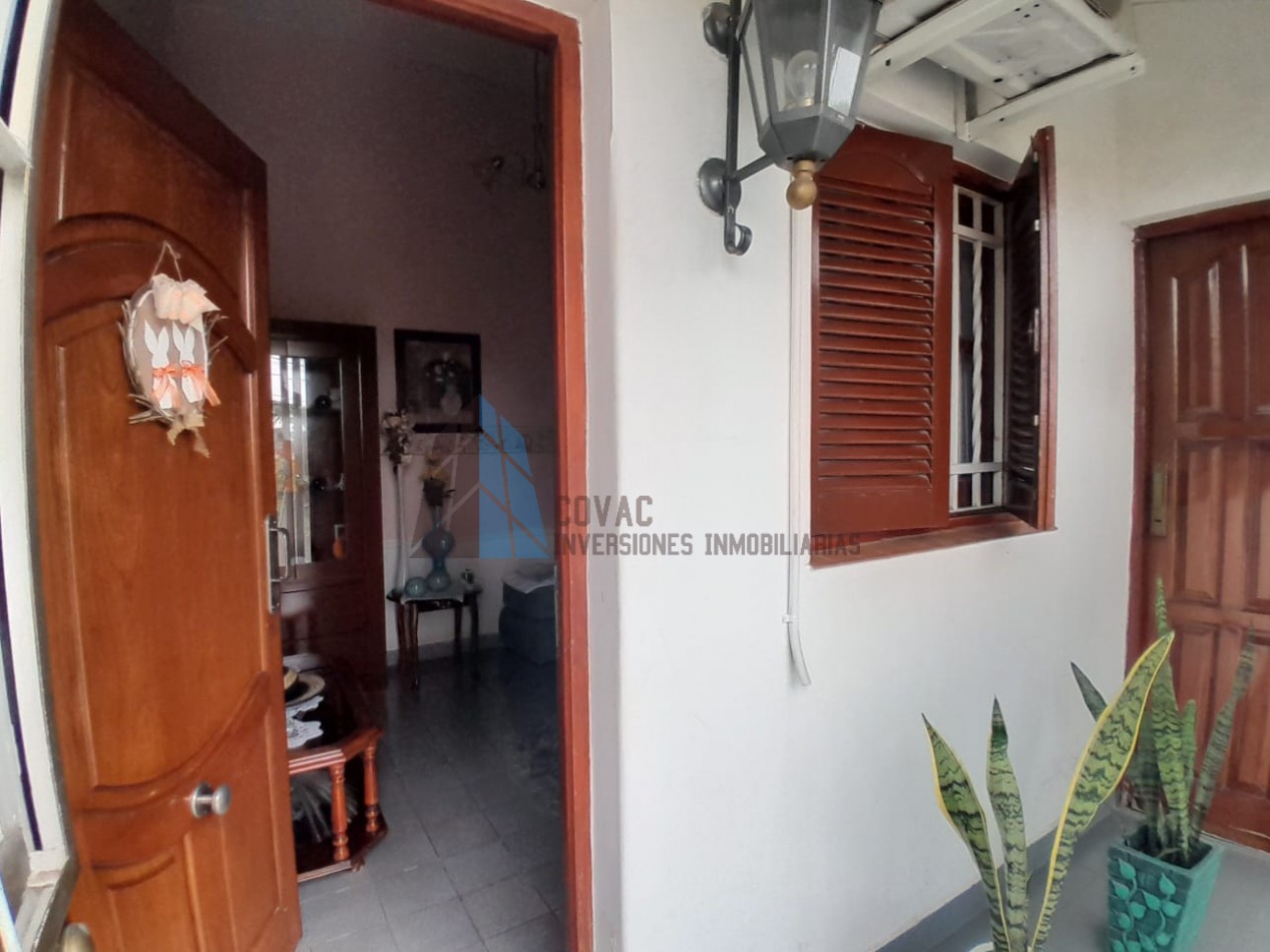 Oportunidad en Venta Ecuador 2500 - Casa de 2 Plantas con Entrada Independiente y Cochera