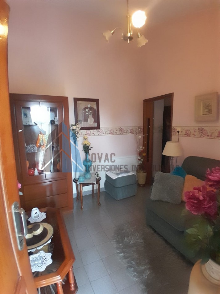 Oportunidad en Venta Ecuador 2500 - Casa de 2 Plantas con Entrada Independiente y Cochera