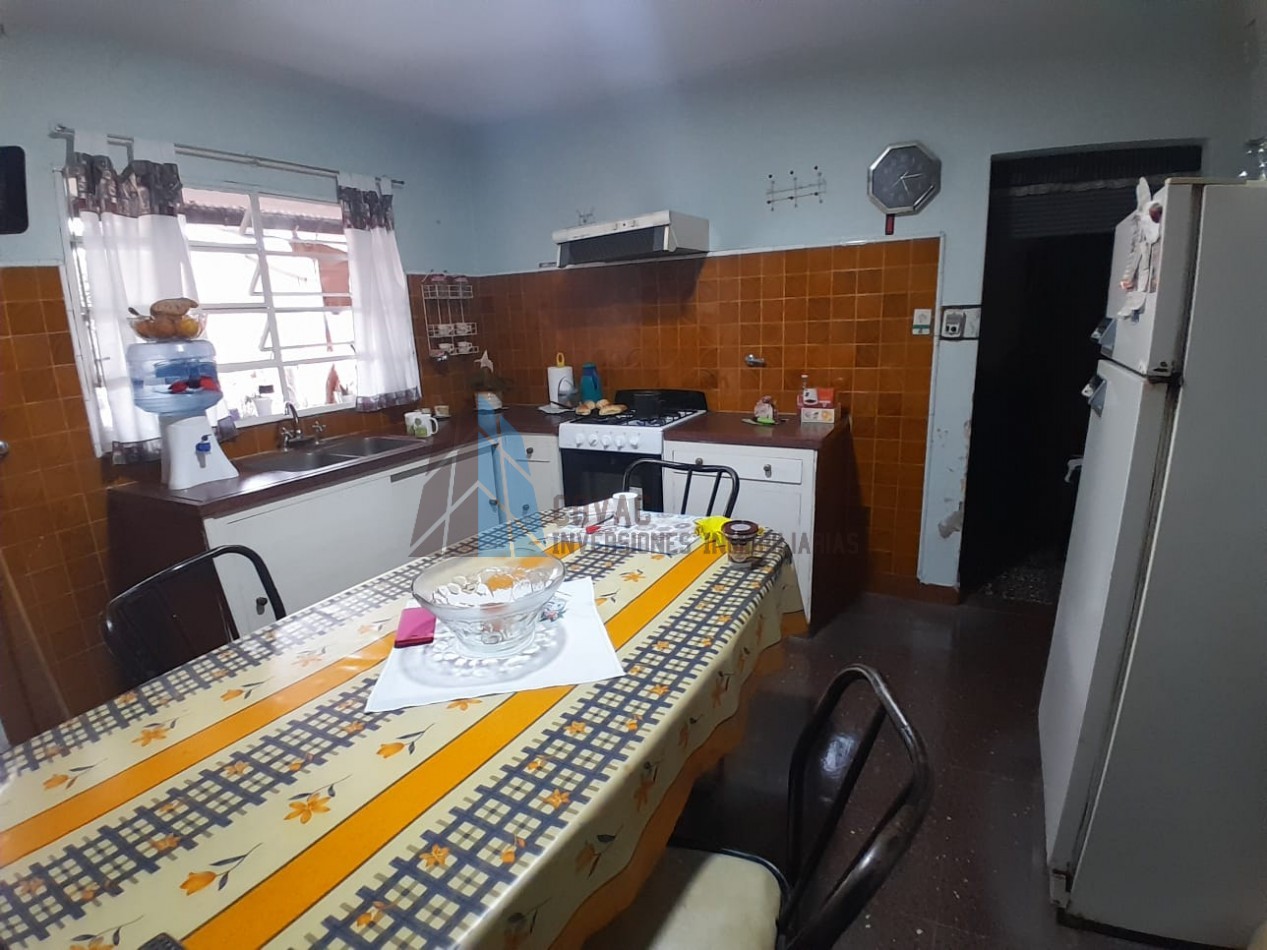 Oportunidad en Venta Ecuador 2500 - Casa de 2 Plantas con Entrada Independiente y Cochera