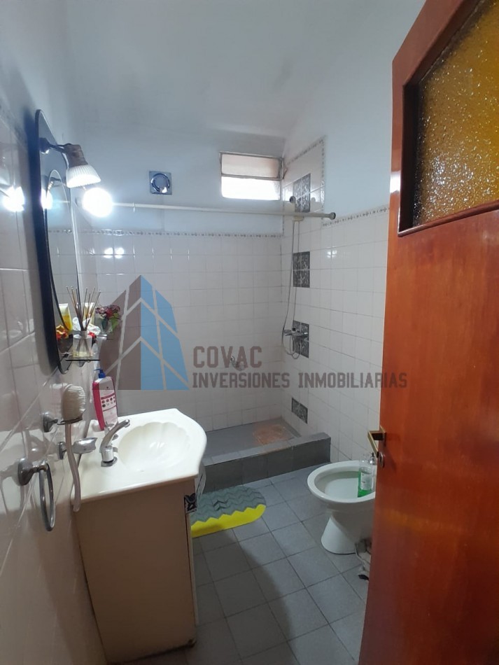 Oportunidad en Venta Ecuador 2500 - Casa de 2 Plantas con Entrada Independiente y Cochera
