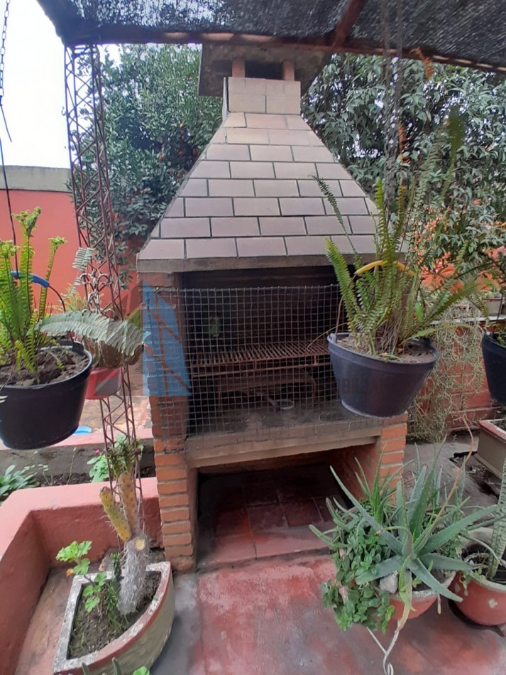 Oportunidad en Venta Ecuador 2500 - Casa de 2 Plantas con Entrada Independiente y Cochera