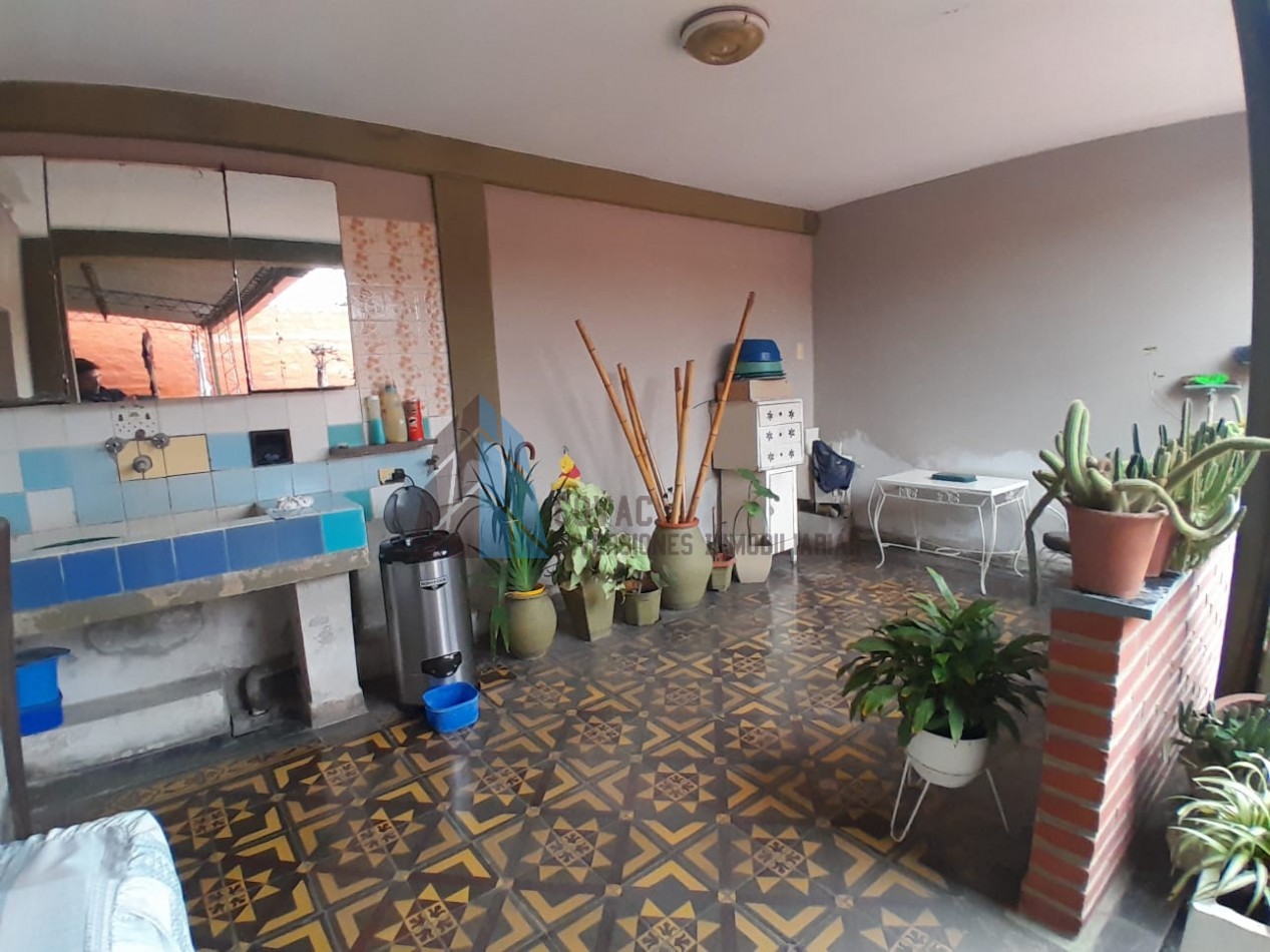 Oportunidad en Venta Ecuador 2500 - Casa de 2 Plantas con Entrada Independiente y Cochera