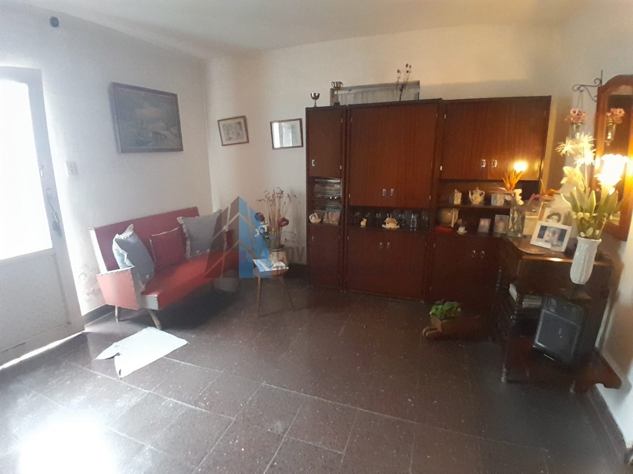 Oportunidad en Venta Ecuador 2500 - Casa de 2 Plantas con Entrada Independiente y Cochera
