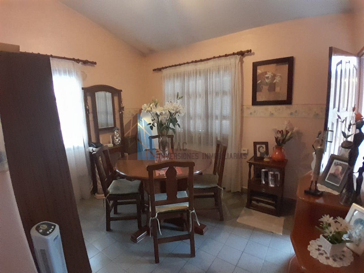 Oportunidad en Venta Ecuador 2500 - Casa de 2 Plantas con Entrada Independiente y Cochera